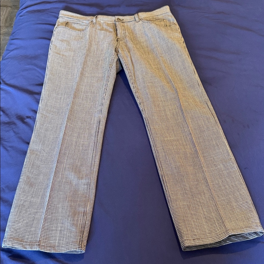 Gucci Stylish Checkered Pants only worn a few times still in
Like new condition.
